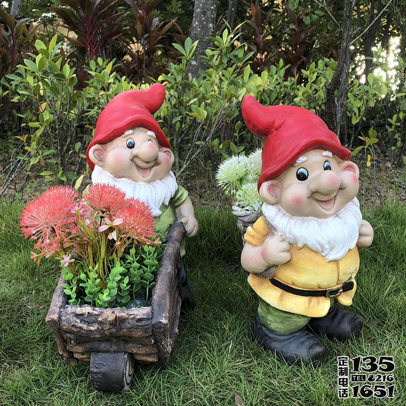 公園草坪上兩個(gè)玻璃鋼彩繪卡通背竹筐和推花盆小推車(chē)的小矮人雕塑 公園草坪上兩個(gè)玻璃鋼彩繪卡通背竹筐和推花盆小推車(chē)的小矮人雕塑