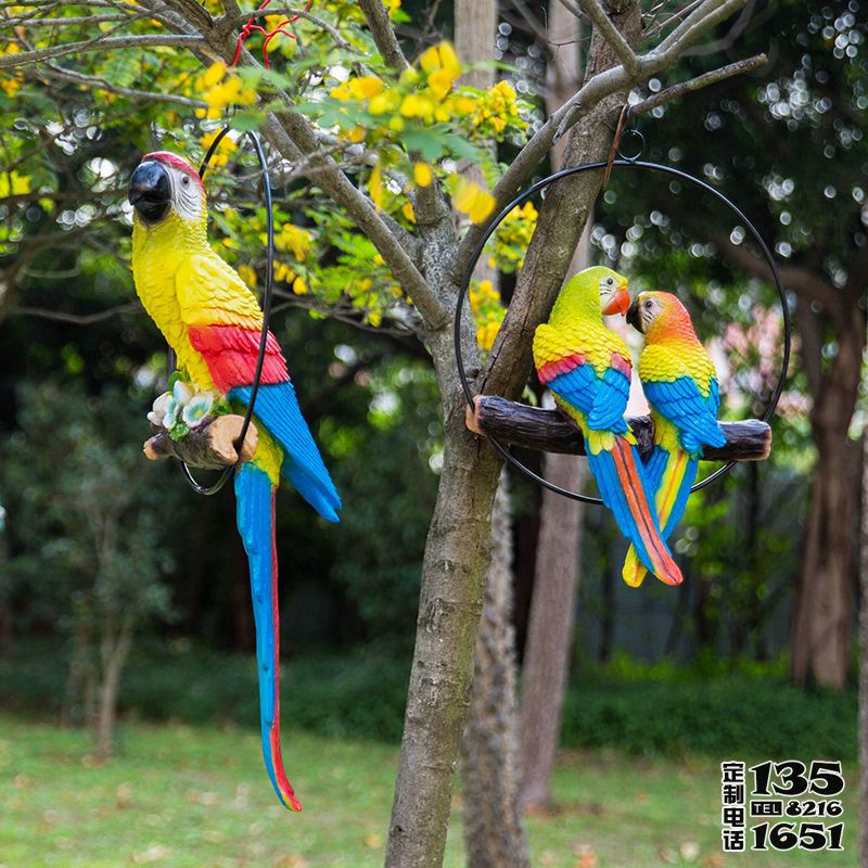 花園廣場上玻璃鋼仿真動(dòng)物鸚鵡雕塑 花園廣場上玻璃鋼仿真動(dòng)物鸚鵡雕塑