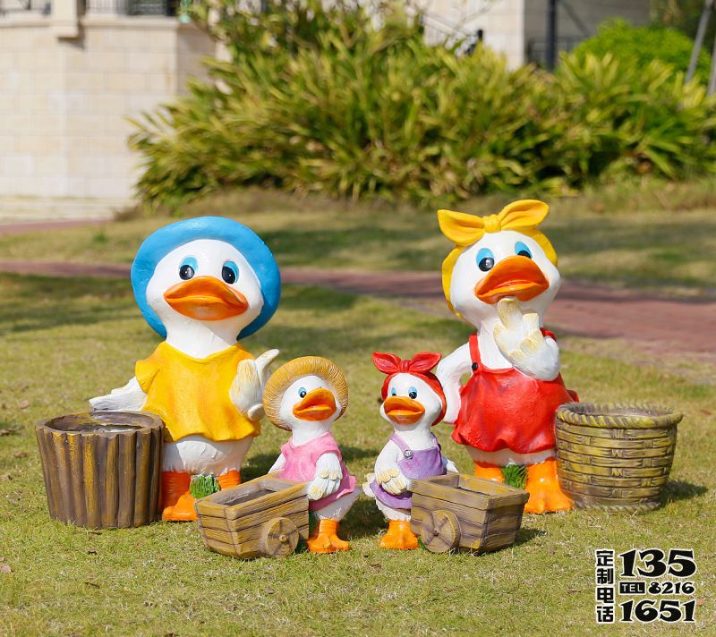 戶外草坪玻璃鋼卡通彩繪鴨子雕塑 戶外草坪玻璃鋼卡通彩繪鴨子雕塑