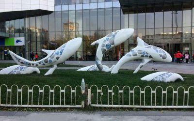 商場(chǎng)門(mén)口玻璃鋼彩繪鯨魚(yú)景觀雕塑