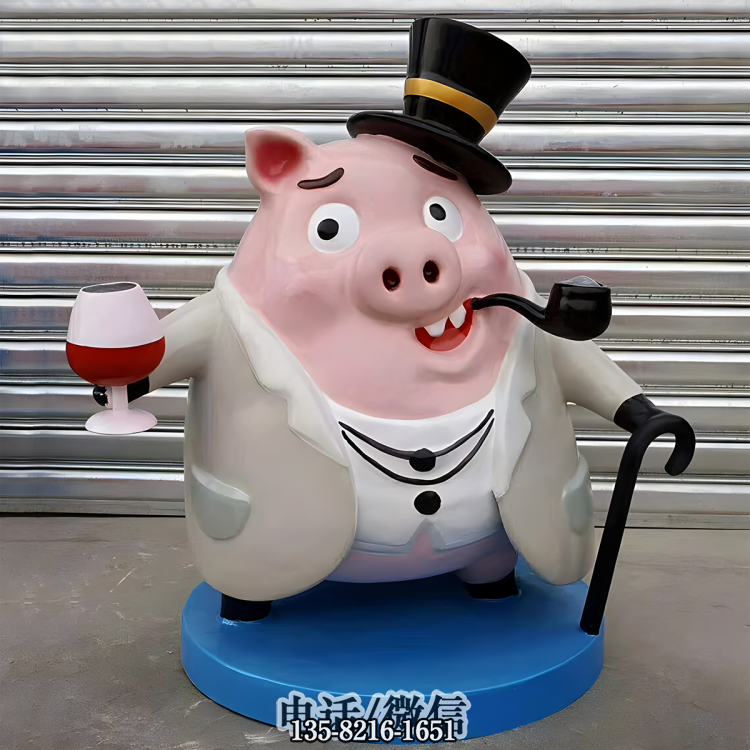 頭戴禮帽手拄拐棍、叼著煙斗拿著紅酒的卡通豬雕塑 頭戴禮帽手拄拐棍、叼著煙斗拿著紅酒的卡通豬雕塑